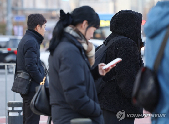 내륙 아침 기온이 영하권까지 떨어지며 추운 날씨를 보인 지난 20일 오전 서울 시청역 인근에서 시민들이 겉옷 모자를 쓰거나 목도리를 하고 신호를 기다리고 있다. [사진=연합뉴스]